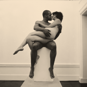 Tracey Rose, The Kiss, 2001. Lambda print, 126 x 122 cm. Courtesy of the artist and Dan Gunn, London. Senzeni Marasela, Waiting for Gebane, 2015-16. Watercolour, 59,5 x 42 cm. Courtesy of the artist and Afronova, Johannesburg.